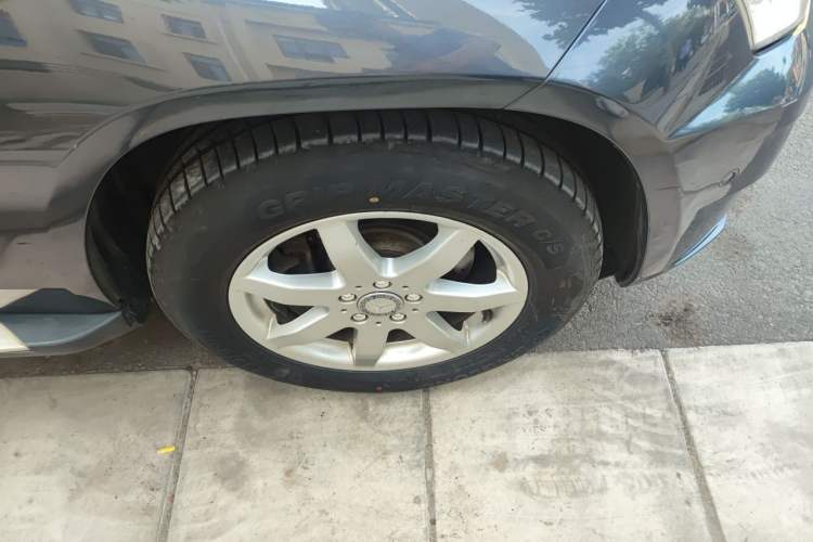 Used Mercedes-Benz GLK-Class 2011 GLK 300 4MATIC Dynamic Model Right Front Wheel Hub