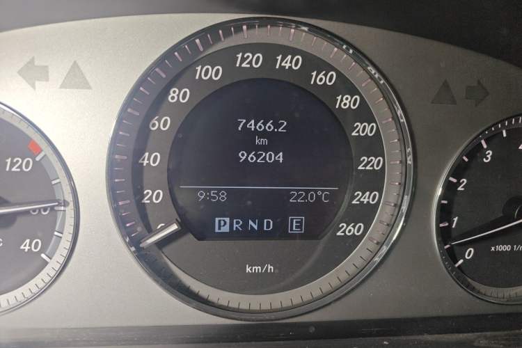 Used Mercedes-Benz GLK-Class 2011 GLK 300 4MATIC Dynamic Model Odometer Close Up