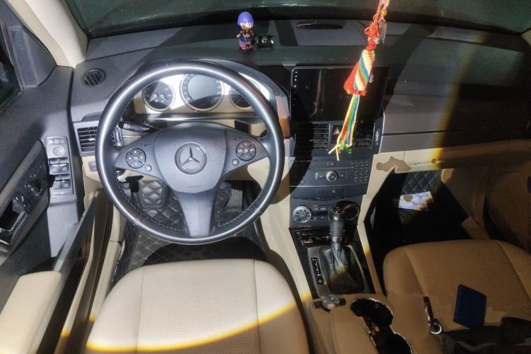 Used Mercedes-Benz GLK-Class 2011 GLK 300 4MATIC Fashion Model Center Console