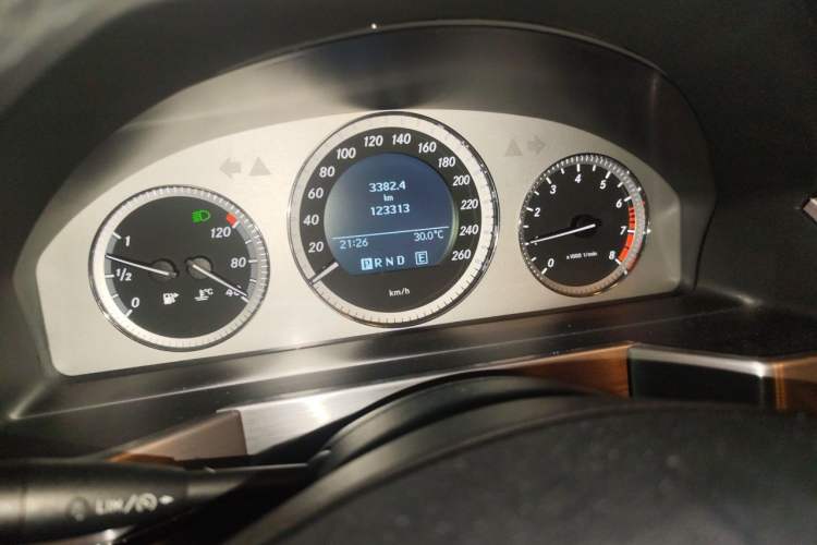 Used Mercedes-Benz GLK-Class 2011 GLK 300 4MATIC Dynamic Model Odometer Close Up