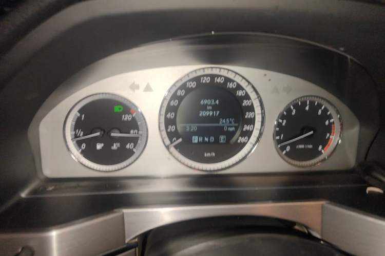 Used Mercedes-Benz GLK-Class 2011 GLK 300 4MATIC Fashion Model Odometer Close Up