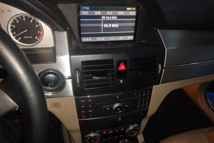 Used Mercedes-Benz GLK-Class 2011 GLK 300 4MATIC Luxury Model Audio And AC Panel