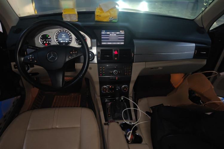 Used Mercedes-Benz GLK-Class 2011 GLK 300 4MATIC Luxury Model Center Console