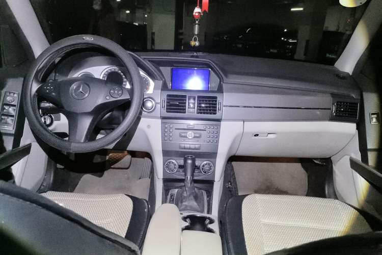 Used Mercedes-Benz GLK-Class 2011 GLK 300 4MATIC Luxury Model Center Console