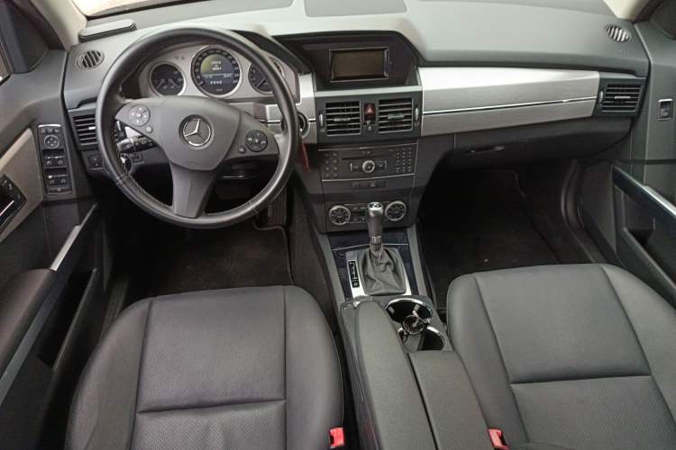 Used Mercedes-Benz GLK-Class 2011 GLK 300 4MATIC Dynamic Model Center Console