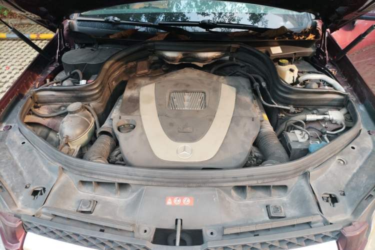 Used Mercedes-Benz GLK-Class 2011 GLK 300 4MATIC Fashion Model Engine Bay