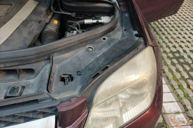 Used Mercedes-Benz GLK-Class 2011 GLK 300 4MATIC Fashion Model Engine Bay Left