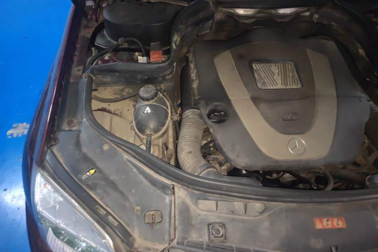 Used Mercedes-Benz GLK-Class 2011 GLK 300 4MATIC Luxury Model Engine Bay Right