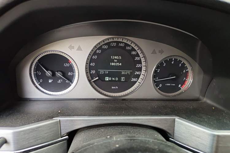 Used Mercedes-Benz GLK-Class 2011 GLK 300 4MATIC Fashion Model Odometer Close Up