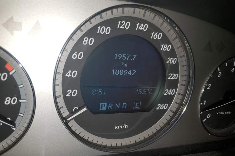 Used Mercedes-Benz GLK-Class 2011 GLK 300 4MATIC Dynamic Model Odometer Close Up