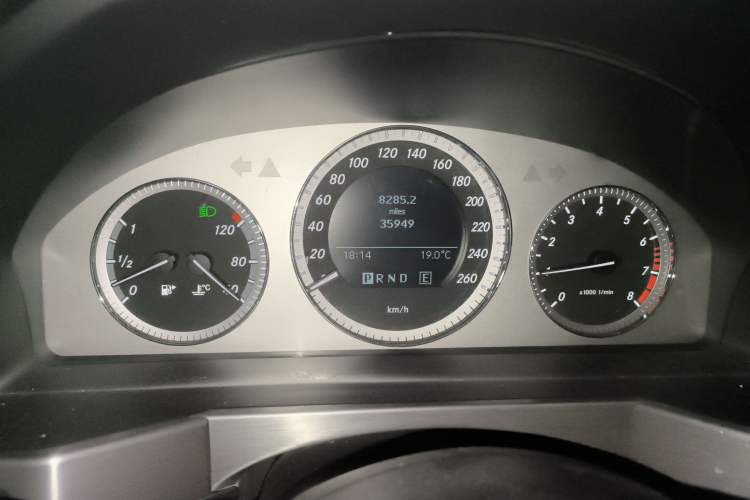 Used Mercedes-Benz GLK-Class 2011 GLK 300 4MATIC Luxury Model Odometer Close Up
