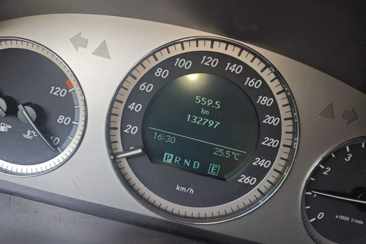 Used Mercedes-Benz GLK-Class 2011 GLK 300 4MATIC Fashion Model Odometer Close Up