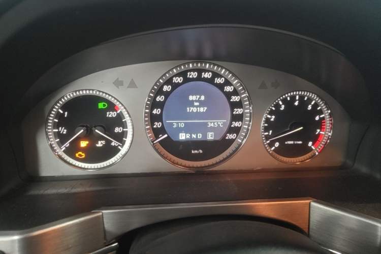 Used Mercedes-Benz GLK-Class 2011 GLK 300 4MATIC Luxury Model Odometer Close Up