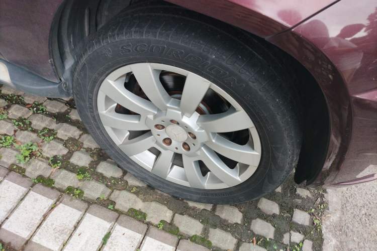 Used Mercedes-Benz GLK-Class 2011 GLK 300 4MATIC Fashion Model Right Front Wheel Hub