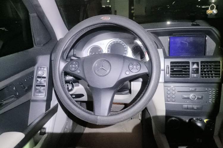 Used Mercedes-Benz GLK-Class 2011 GLK 300 4MATIC Luxury Model Steering Wheel
