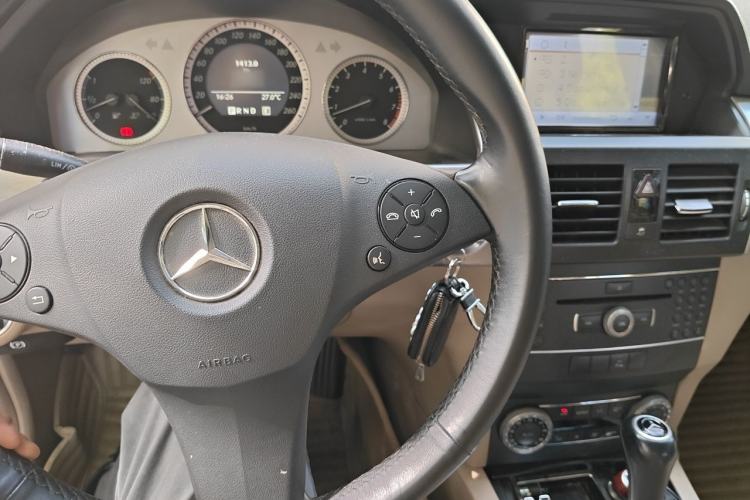 Used Mercedes-Benz GLK-Class 2011 GLK 300 4MATIC Fashion Model Center Console