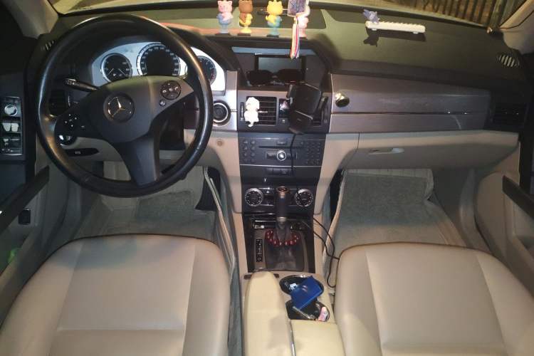 Used Mercedes-Benz GLK-Class 2011 GLK 300 4MATIC Fashion Model Center Console