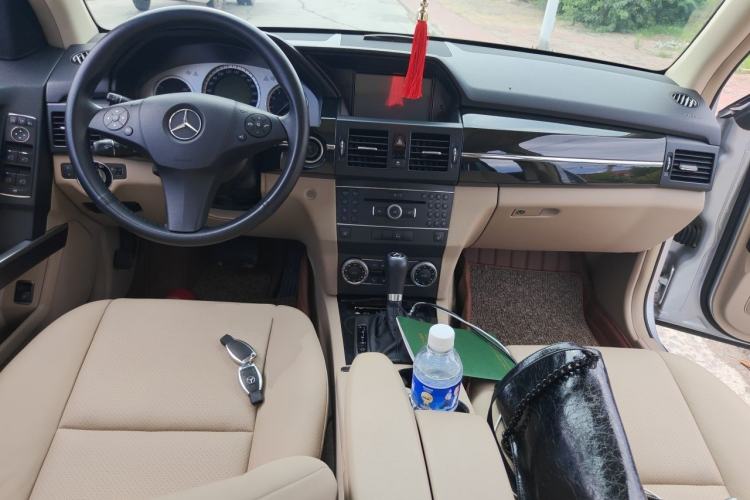 Used Mercedes-Benz GLK-Class 2011 GLK 300 4MATIC Fashion Model Center Console