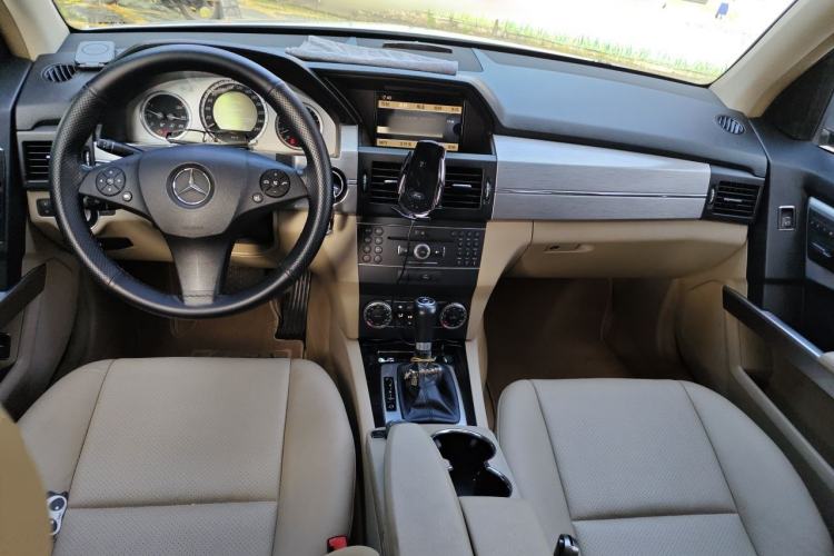 Used Mercedes-Benz GLK-Class 2011 GLK 300 4MATIC Fashion Model Center Console