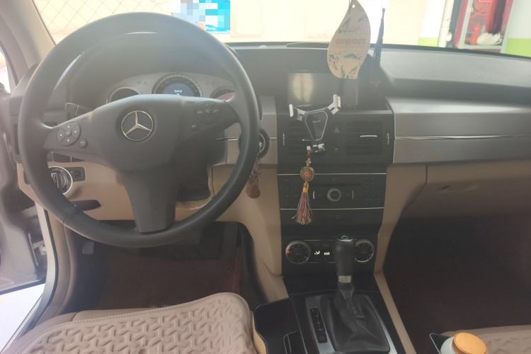Used Mercedes-Benz GLK-Class 2011 GLK 300 4MATIC Dynamic Model Center Console
