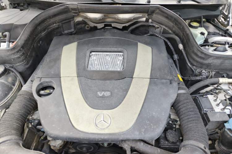 Used Mercedes-Benz GLK-Class 2011 GLK 300 4MATIC Fashion Model Engine Bay
