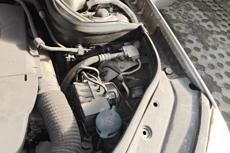 Used Mercedes-Benz GLK-Class 2011 GLK 300 4MATIC Fashion Model Engine Bay Left