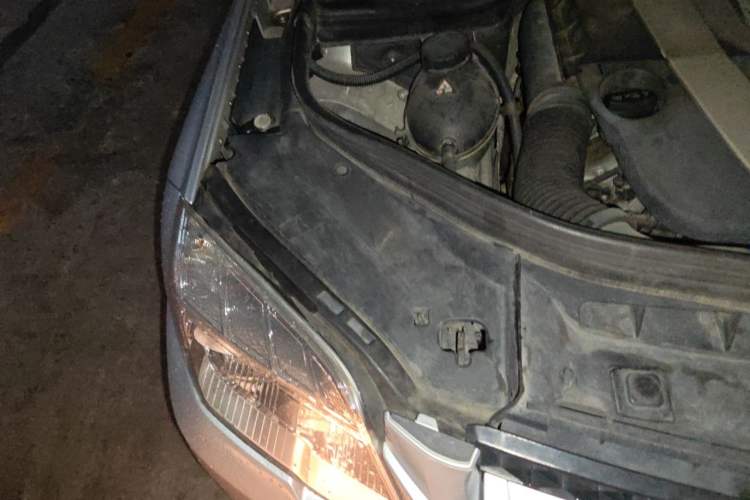 Used Mercedes-Benz GLK-Class 2011 GLK 300 4MATIC Dynamic Model Engine Bay Right