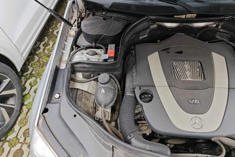 Used Mercedes-Benz GLK-Class 2011 GLK 300 4MATIC Dynamic Model Engine Bay Right