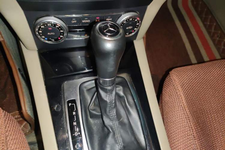 Used Mercedes-Benz GLK-Class 2011 GLK 300 4MATIC Dynamic Model Gear Lever