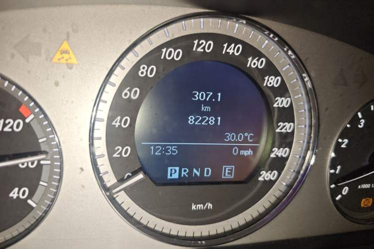 Used Mercedes-Benz GLK-Class 2011 GLK 300 4MATIC Dynamic Model Odometer Close Up