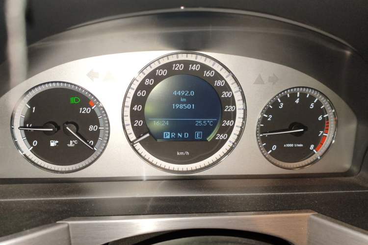 Used Mercedes-Benz GLK-Class 2011 GLK 300 4MATIC Fashion Model Odometer Close Up