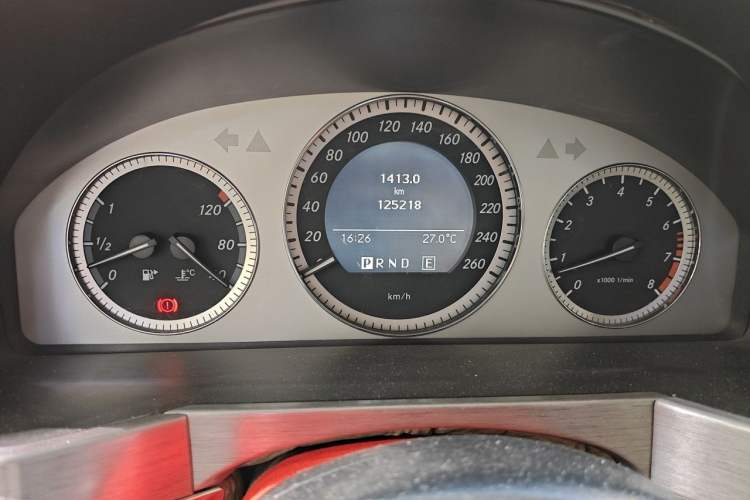Used Mercedes-Benz GLK-Class 2011 GLK 300 4MATIC Fashion Model Odometer Close Up