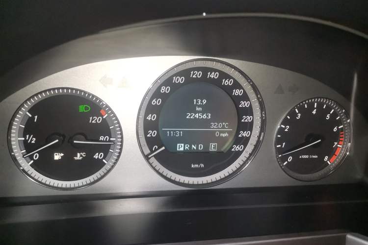 Used Mercedes-Benz GLK-Class 2011 GLK 300 4MATIC Dynamic Model Odometer Close Up