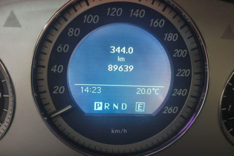 Used Mercedes-Benz GLK-Class 2011 GLK 300 4MATIC Dynamic Model Odometer Close Up