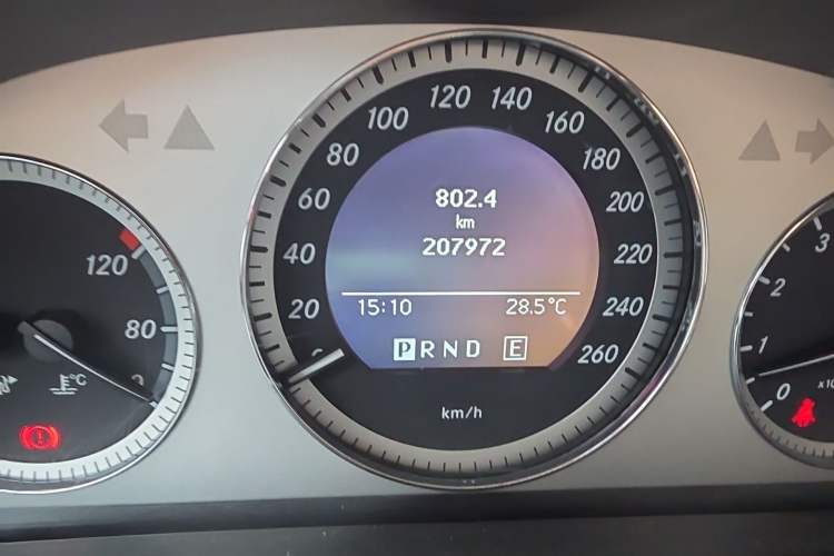 Used Mercedes-Benz GLK-Class 2011 GLK 300 4MATIC Fashion Model Odometer Close Up
