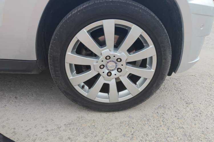 Used Mercedes-Benz GLK-Class 2011 GLK 300 4MATIC Fashion Model Right Front Wheel Hub