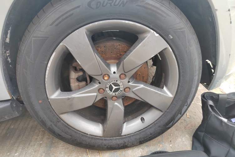 Used Mercedes-Benz GLK-Class 2011 GLK 300 4MATIC Fashion Model Right Front Wheel Hub