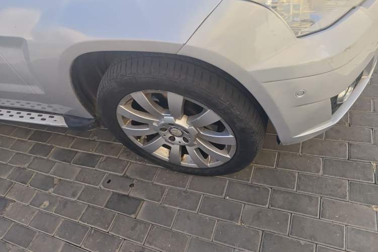 Used Mercedes-Benz GLK-Class 2011 GLK 300 4MATIC Fashion Model Right Front Wheel Hub
