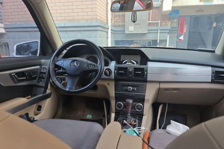 Used Mercedes-Benz GLK-Class 2011 GLK 300 4MATIC Luxury Model Center Console
