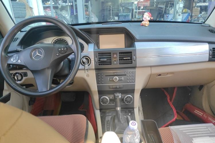 Used Mercedes-Benz GLK-Class 2011 GLK 300 4MATIC Dynamic Model Center Console