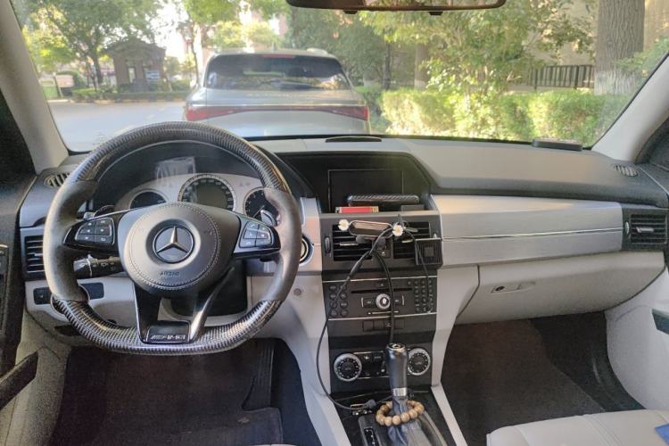 Used Mercedes-Benz GLK-Class 2011 GLK 300 4MATIC Luxury Model Center Console