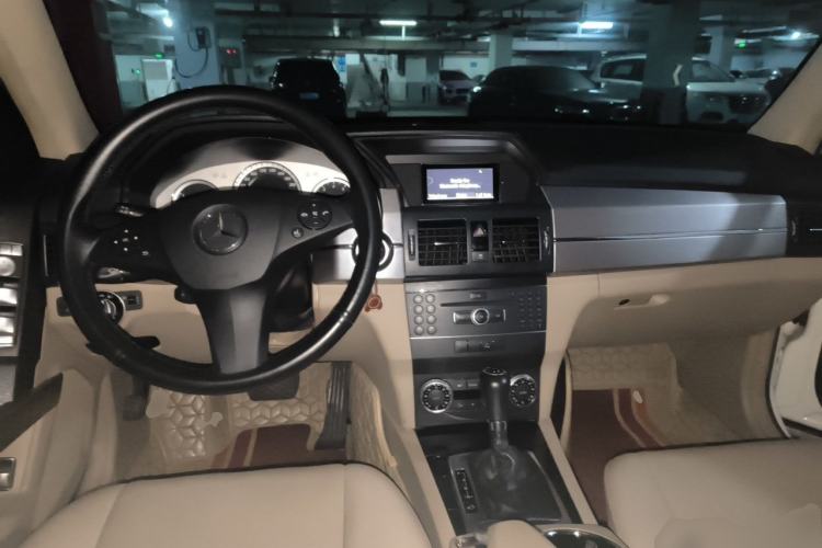 Used Mercedes-Benz GLK-Class 2011 GLK 300 4MATIC Luxury Model Center Console