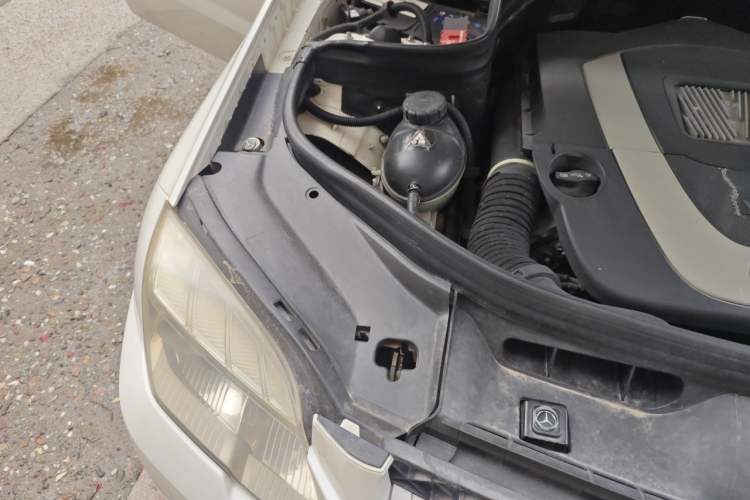 Used Mercedes-Benz GLK-Class 2011 GLK 300 4MATIC Luxury Model Engine Bay Right