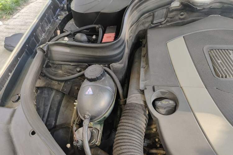 Used Mercedes-Benz GLK-Class 2011 GLK 300 4MATIC Luxury Model Engine Bay Right