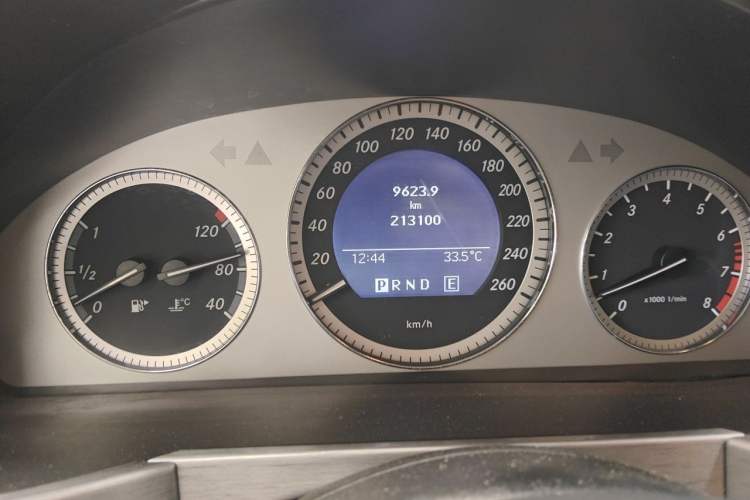 Used Mercedes-Benz GLK-Class 2011 GLK 300 4MATIC Dynamic Model Odometer Close Up