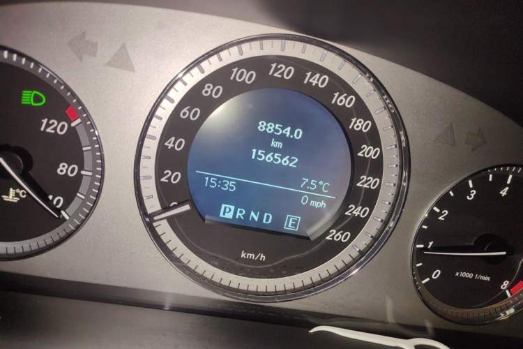 Used Mercedes-Benz GLK-Class 2011 GLK 300 4MATIC Dynamic Model Odometer Close Up