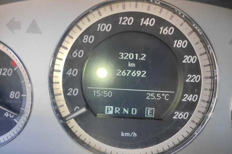 Used Mercedes-Benz GLK-Class 2011 GLK 300 4MATIC Dynamic Model Odometer Close Up