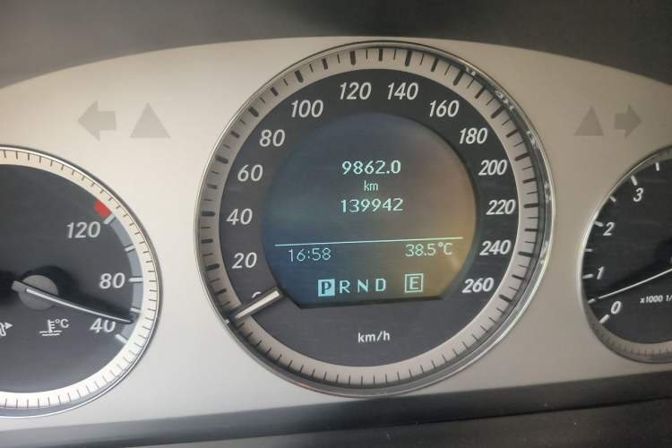 Used Mercedes-Benz GLK-Class 2011 GLK 300 4MATIC Fashion Model Odometer Close Up
