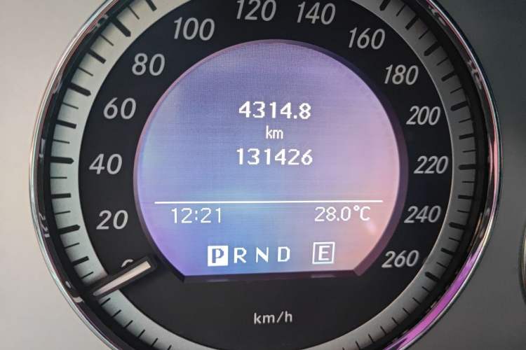 Used Mercedes-Benz GLK-Class 2011 GLK 300 4MATIC Fashion Model Odometer Close Up