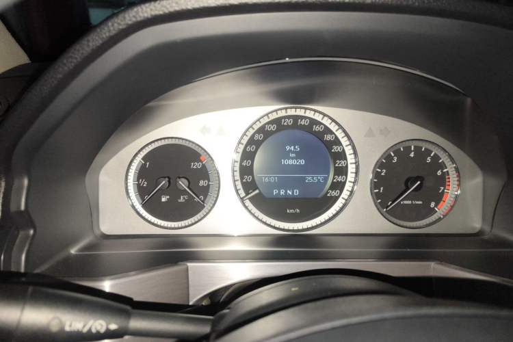 Used Mercedes-Benz GLK-Class 2011 GLK 300 4MATIC Luxury Model Odometer Close Up